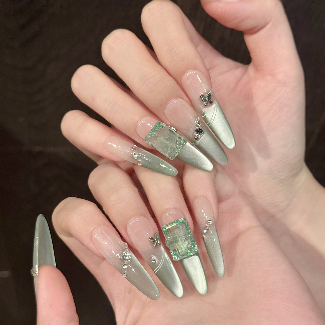 Elegantes Press-On-Nagelkunst-Set mit Stein- und Schmetterlingsakzenten