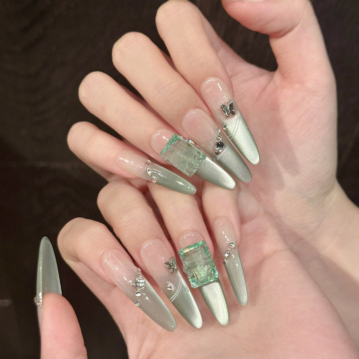 Elegantes Press-On-Nagelkunst-Set mit Stein- und Schmetterlingsakzenten