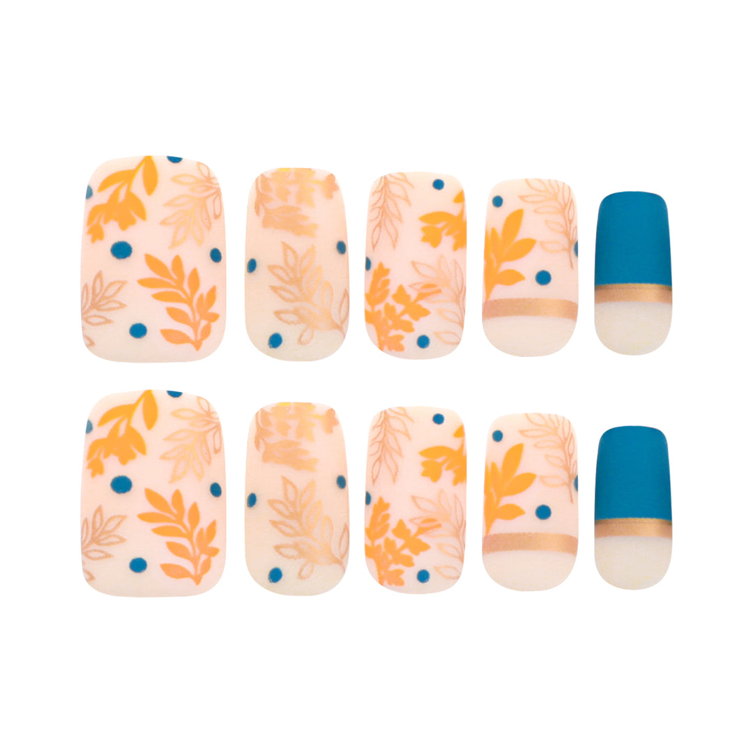 Kunstvolles Nageldesign mit floralem und goldenem Akzent Karnz
