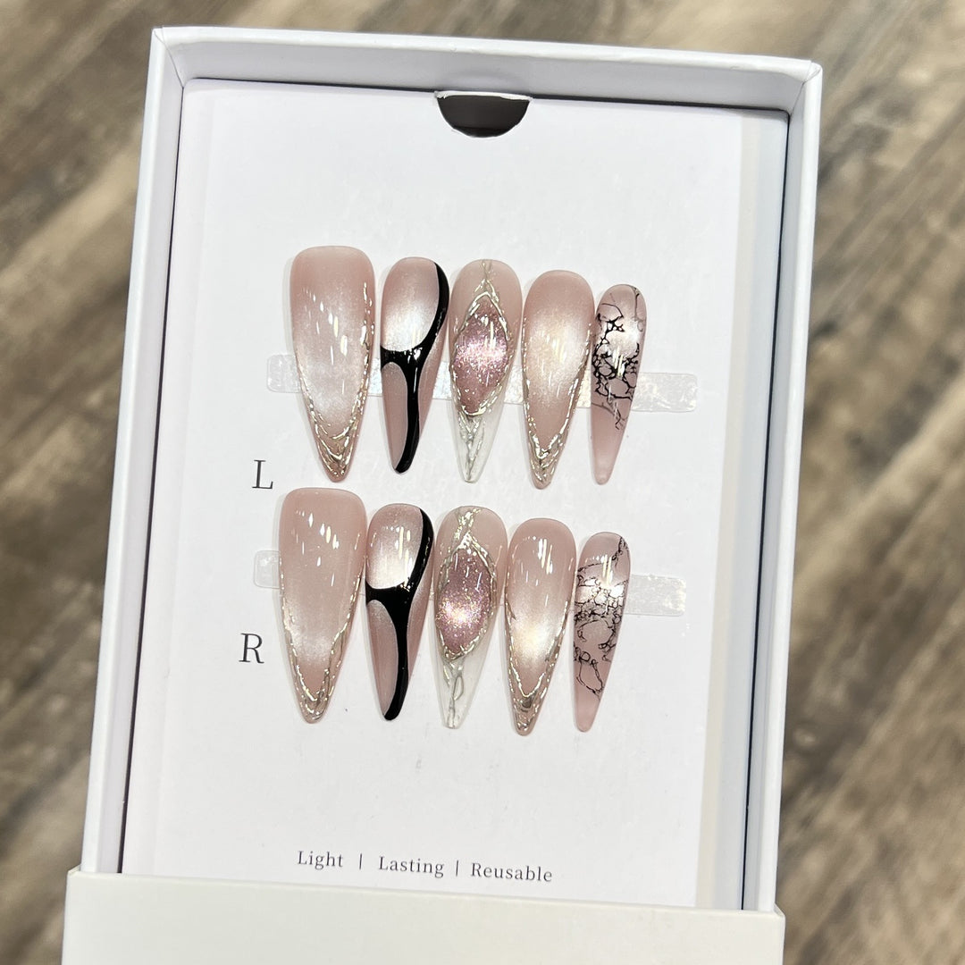 Künstlerisches Stiletto Press-On Nagelset mit einzigartigem Marmor Design Karnz