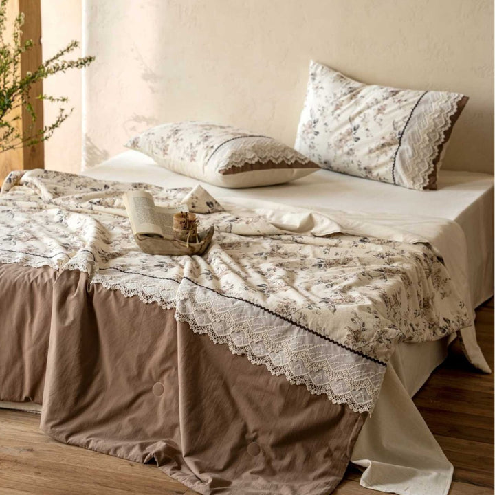 Gestepptes Baumwoll-Bettwäscheset mit Vintage-Blumenmuster und Spitzenbordüre
