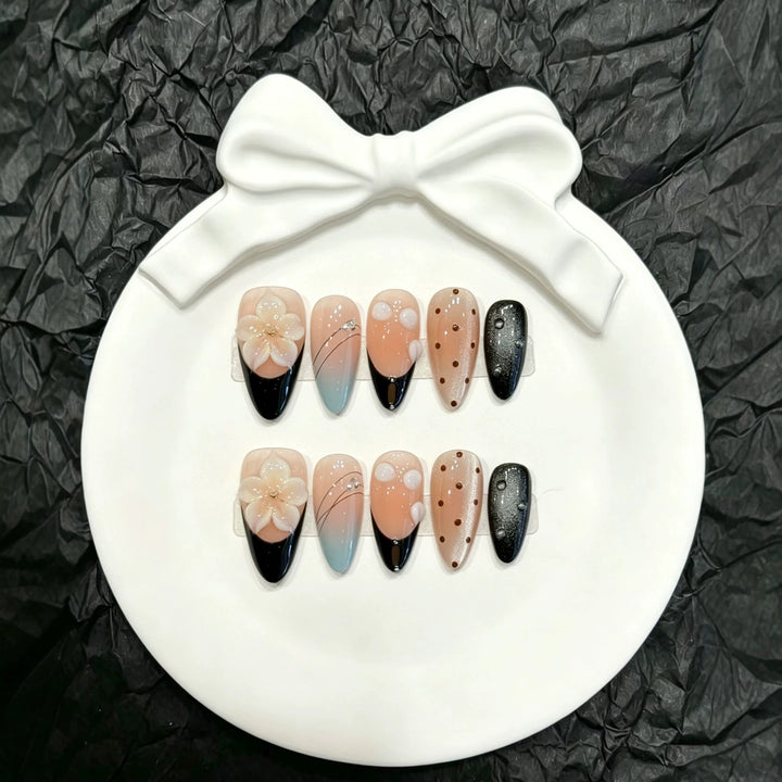Elegantes Press-On-Nagelkunst-Set mit floralen und abstrakten Designs