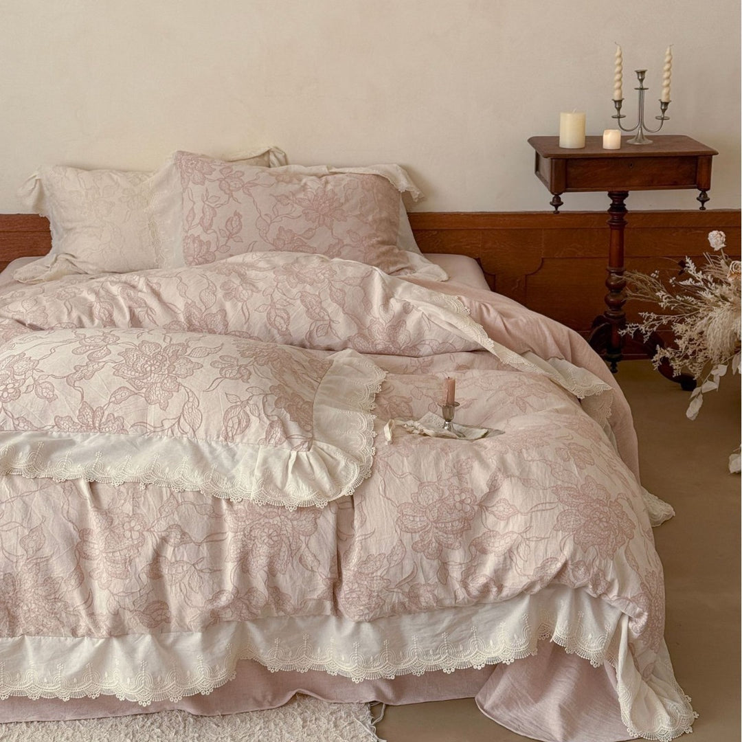 Luxuriöse Jacquard-Bettwäsche mit Spitzenbesatz und Volant