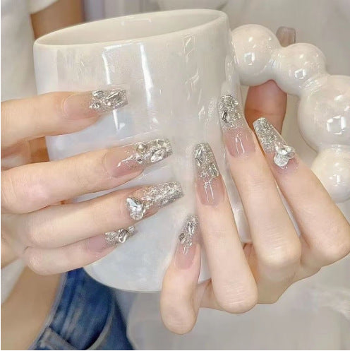 Kunstvolle Nagelkunst mit Glitzer- und Blumenapplikationen Karnz