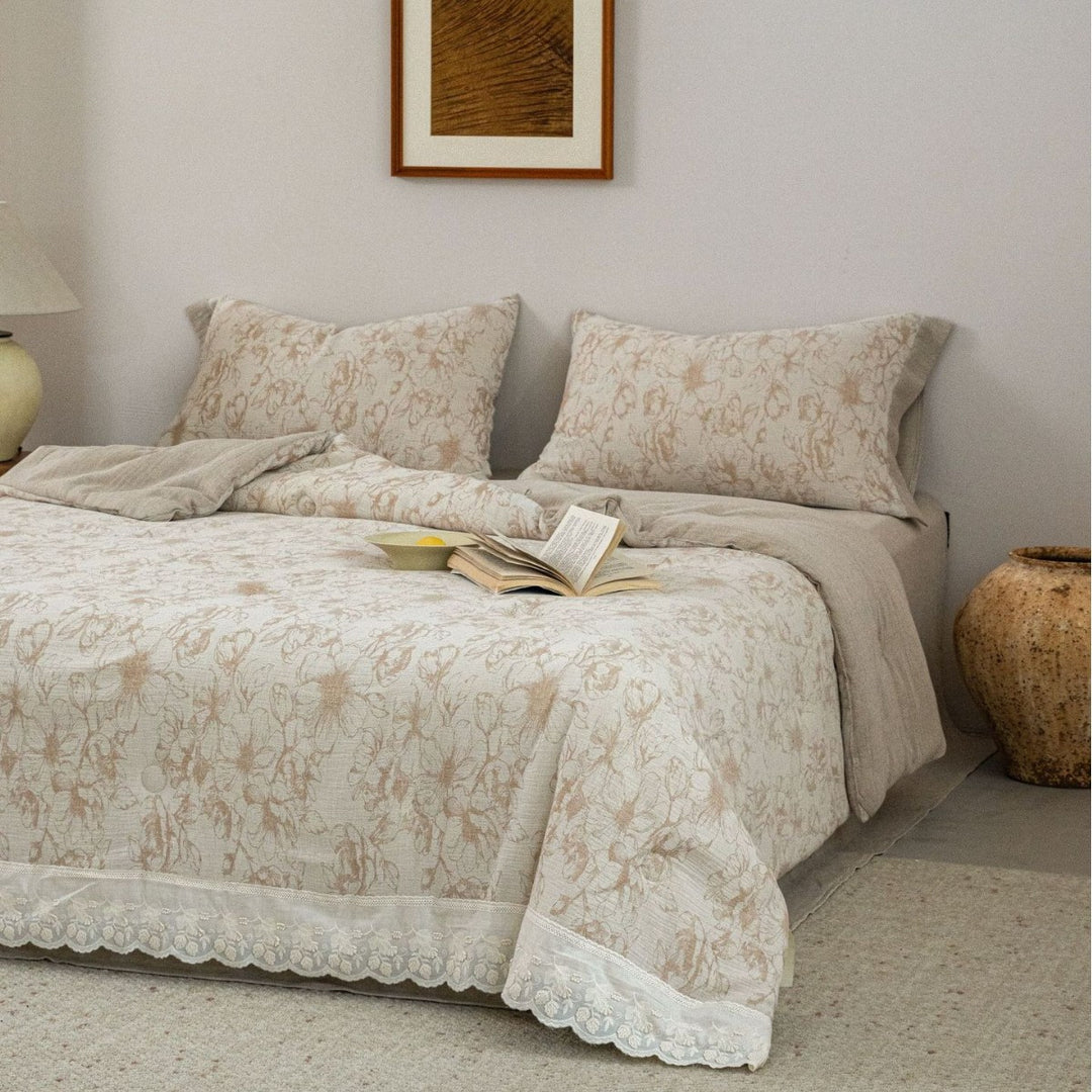 Gestepptes Tagesdecke- und Kissenbezug-Set aus Baumwoll-Leinen mit floraler Jacquardstruktur und Spitzenkante