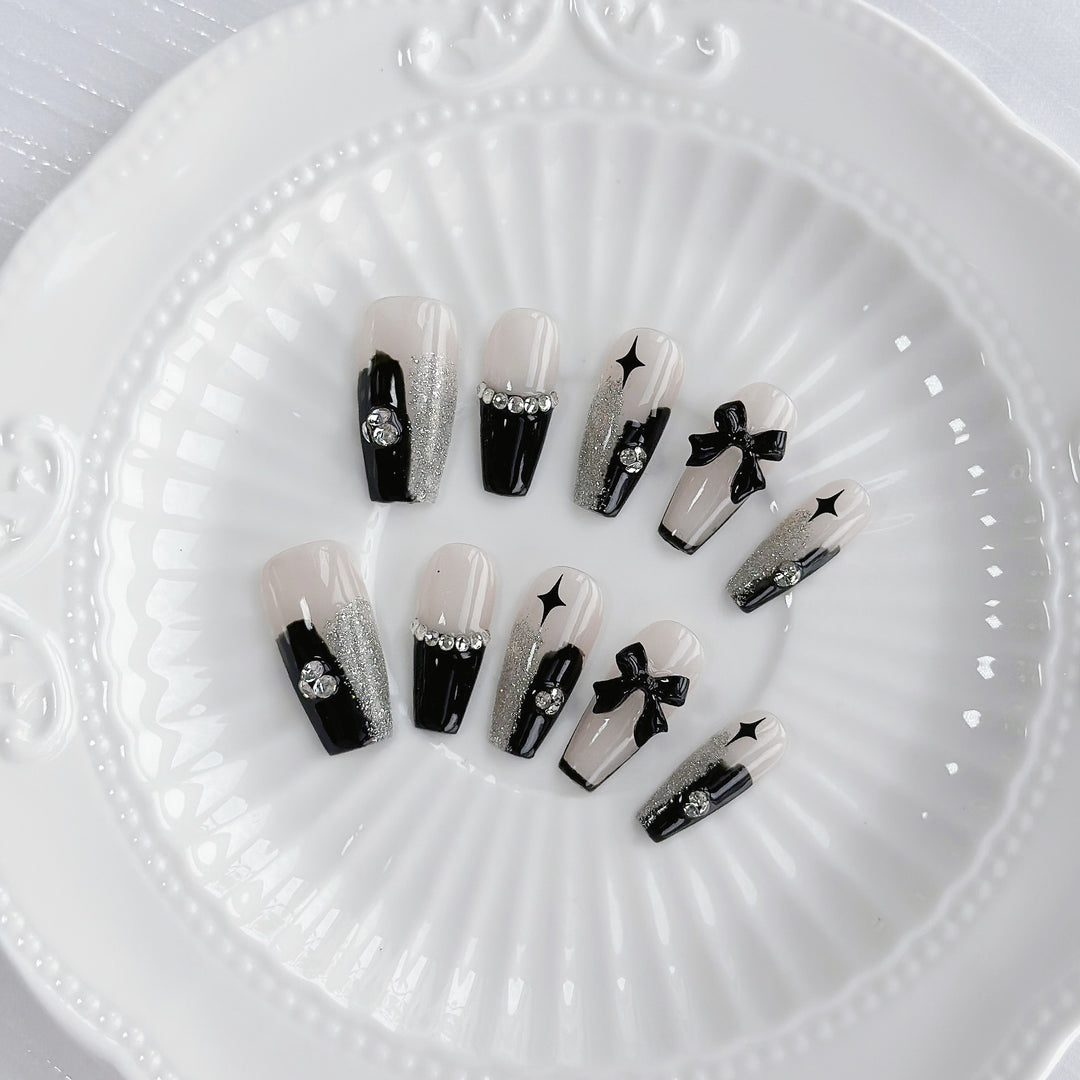 Glamouröse Press-On-Nagelset mit Glitzer und Schleifenakzenten