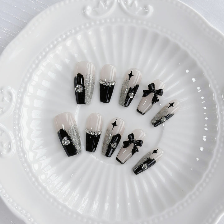 Glamouröse Press-On-Nagelset mit Glitzer und Schleifenakzenten
