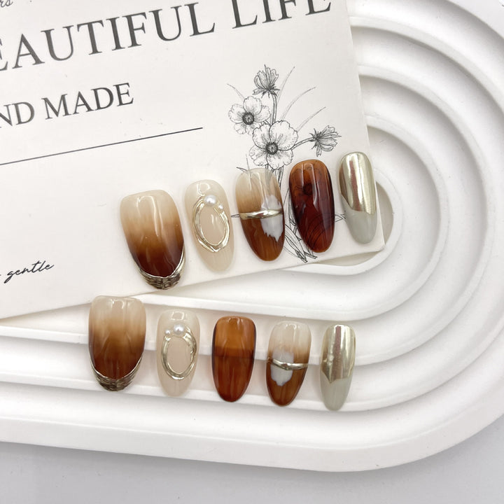 Stylisches Press-On Nail Art Set mit einzigartigen metallischen und Marmor-Designs