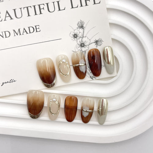 Stylisches Press-On Nail Art Set mit einzigartigen metallischen und Marmor-Designs