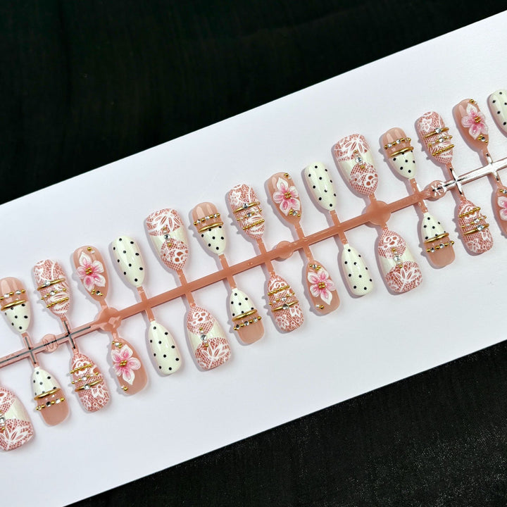 Dekoratives Floral- und mit Edelsteinen verziertes Press-On-Nagelset