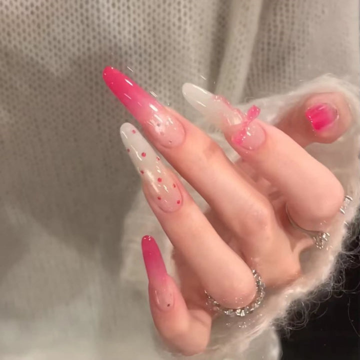 Künstlerische Gradient-Nagelerweiterungen mit dekorativen Akzenten