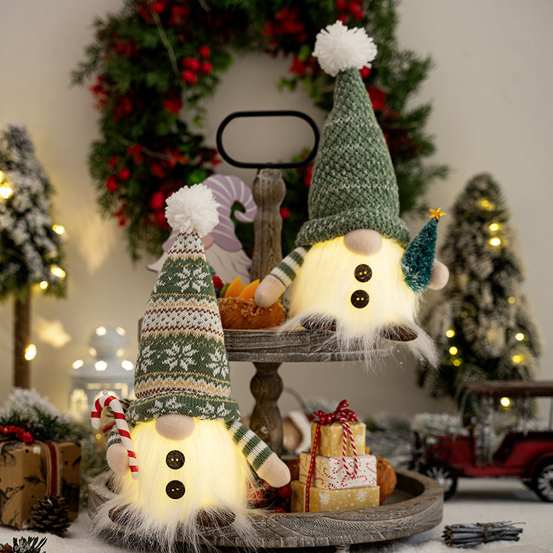 Dekorative Weihnachtsgnom mit leuchtenden Details Karnz