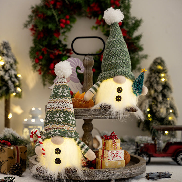 Dekorative Weihnachtsgnom mit leuchtenden Details Karnz