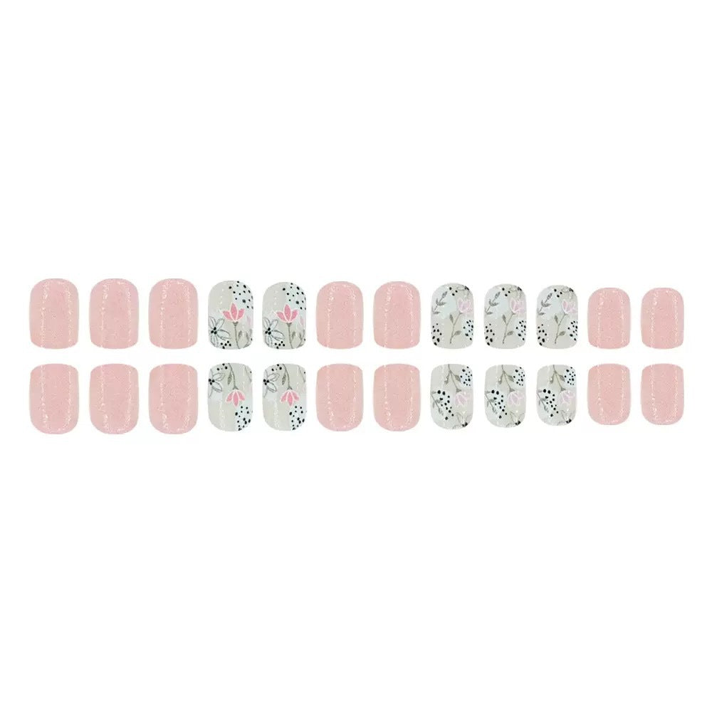 Kunstnagelset mit floralen Designs und elegantem Finish Karnz