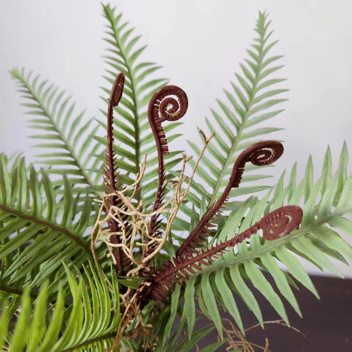 Lebensechtes Farnzweig-Arrangement