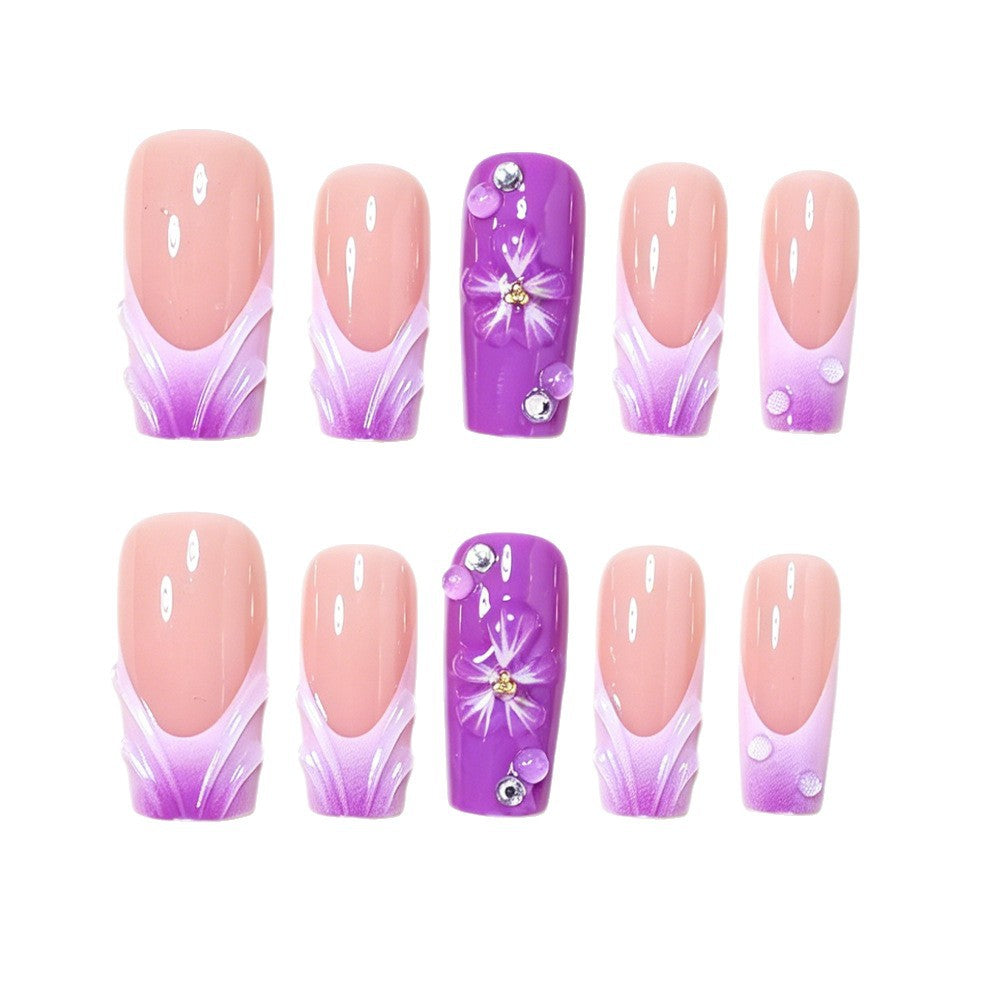 Dekoratives Long Press-On Nagelkunstset mit floralen Akzenten Karnz