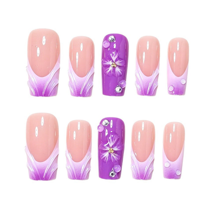 Dekoratives Long Press-On Nagelkunstset mit floralen Akzenten Karnz