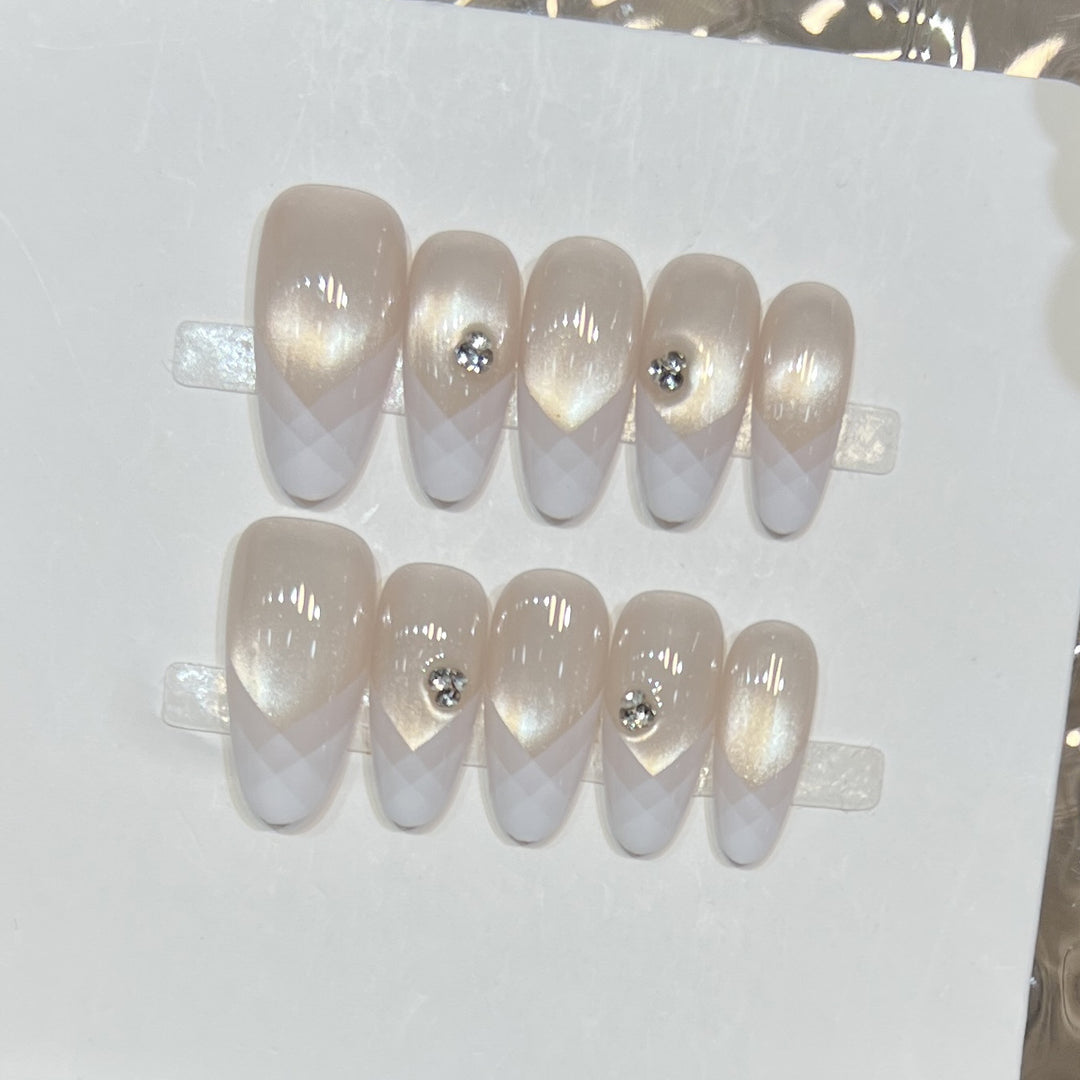 Elegantes geometrisches Press-On-Nagel-Set mit Strassdetails Karnz