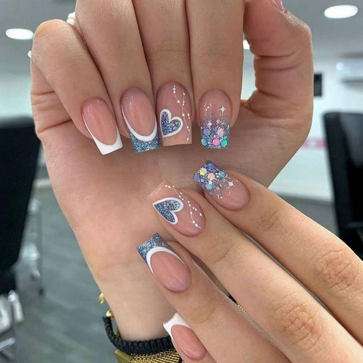 Elegante dekorative Nagelkunst Karnz