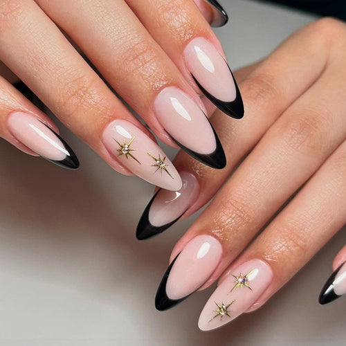 Kunstnagelset mit elegantem Schwarz-Weiß-Design und goldenen Sternenakzenten Karnz