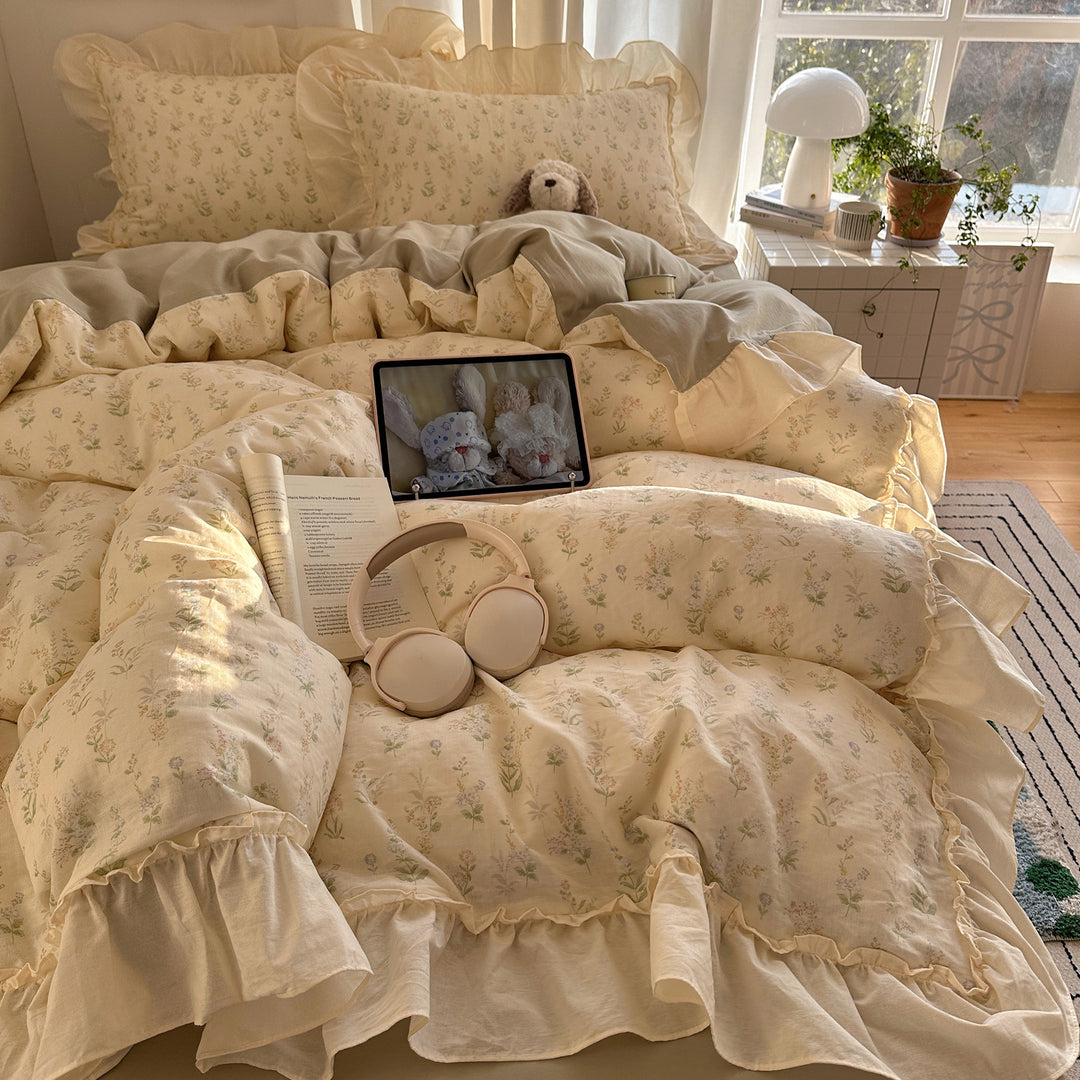 Bettwäsche-Garnitur aus Baumwoll-Perkal mit zartem Blumendessin, Volant-Rüsche und wendbarem Steppbezug