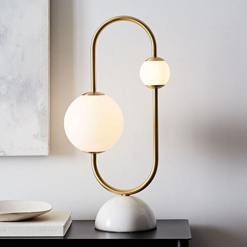 Dekorative Tischlampe mit einzigartigem Skulpturdesign