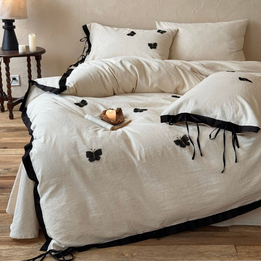 Natur-Linen-Mischung Bettbezug mit kontrastierendem schwarzen Besatz, handgenähten floralen Motiven und Eckbindern