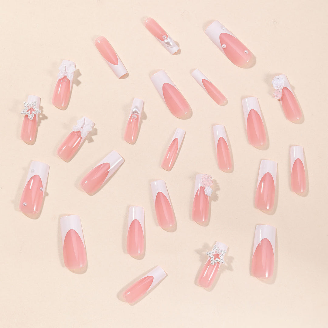Kunstnagelset mit floralen 3D-Verzierungen und eleganten Details Karnz