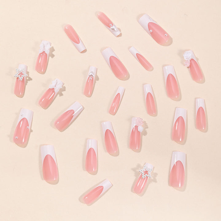 Kunstnagelset mit floralen 3D-Verzierungen und eleganten Details Karnz
