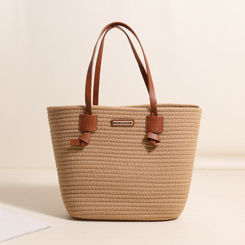 Damen Handtasche aus strukturiertem Naturmaterial mit braunen Lederriemen Karnz