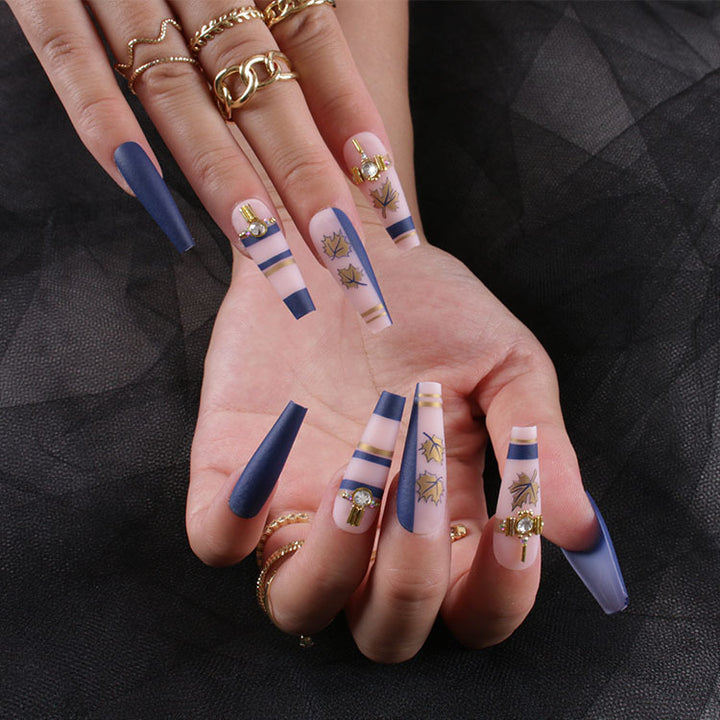 Kunstnagelset mit elegantem Laubdesign und mattem Finish Karnz