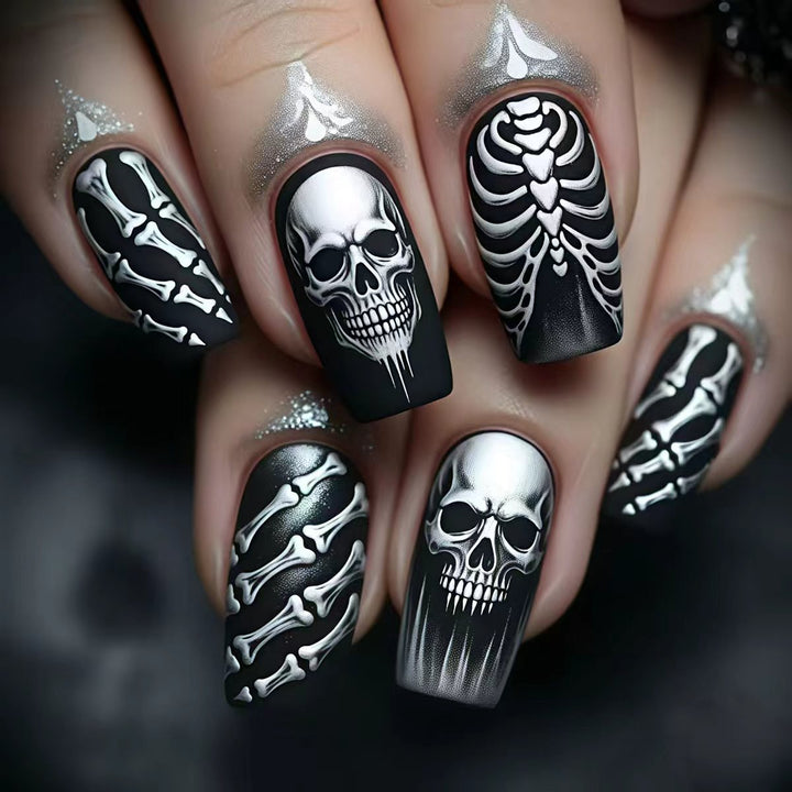 Kreative Kunstnägel Im Schaurigen Totenkopf-Design Karnz