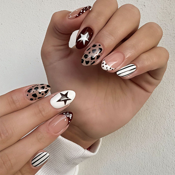 Künstlerisches Press-On-Nagelset mit verschiedenen Mustern