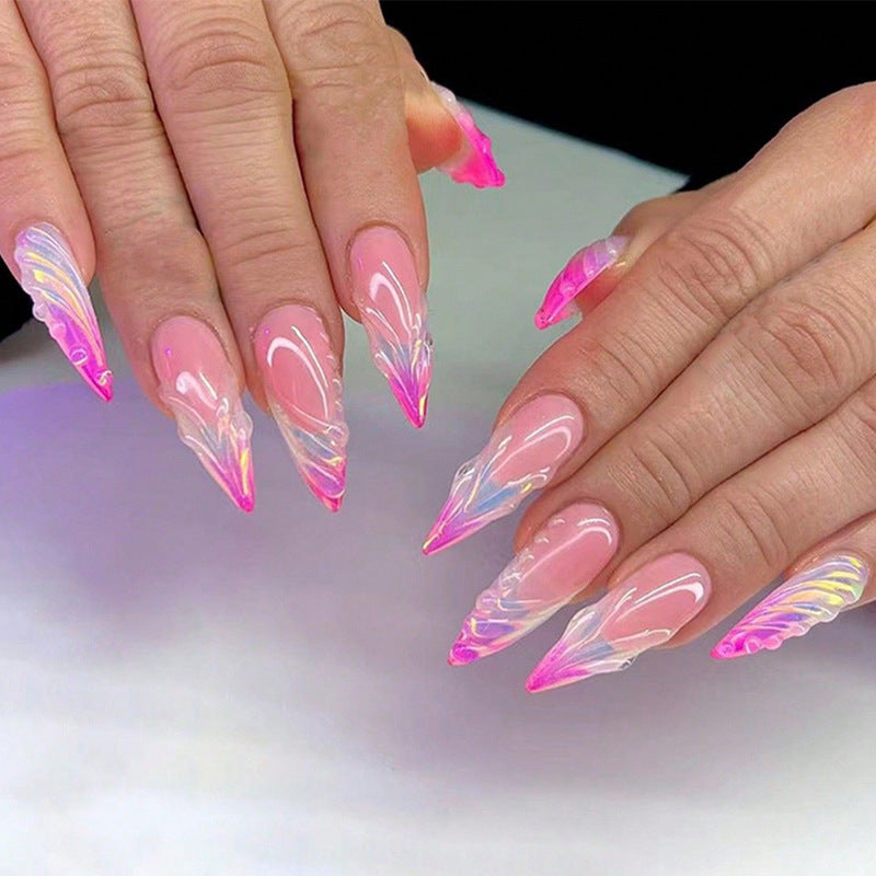Kunstvolle Nagelspitzen im modernen Design Karnz
