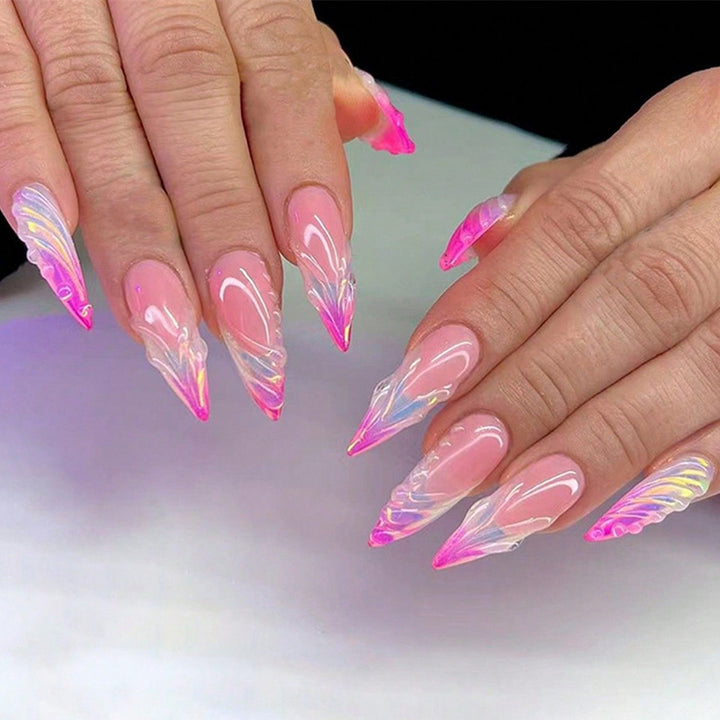 Kunstvolle Nagelspitzen im modernen Design Karnz
