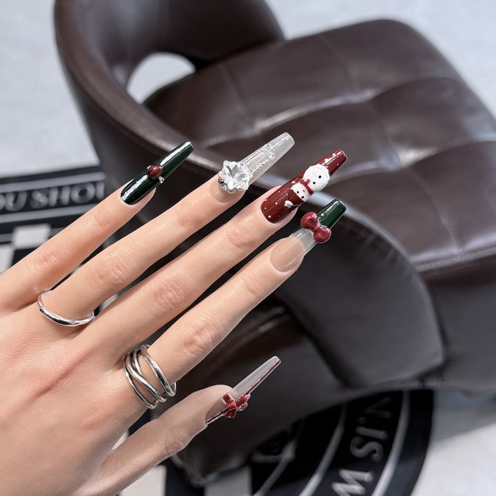 Festliches Nagelkunst-Set zum Aufkleben mit charmanten Feiertagsdesigns Karnz