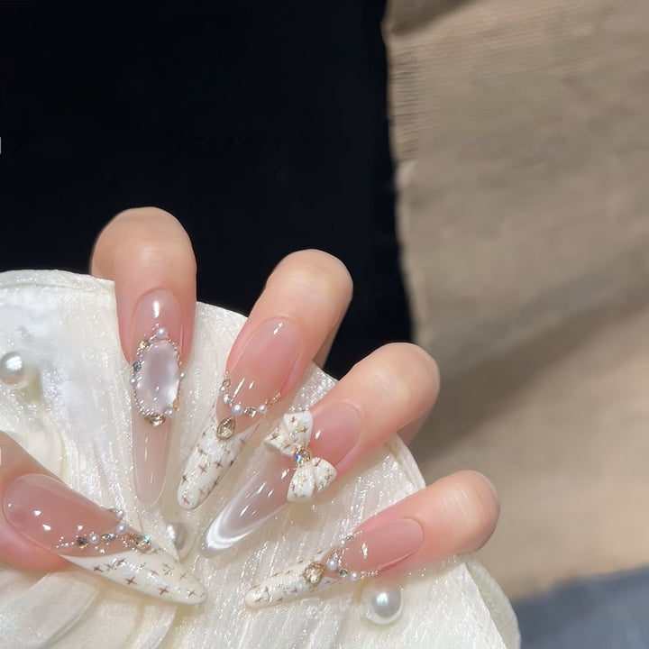 Kunstnägel mit Elegantem Akzent und Strassverzierungen Karnz