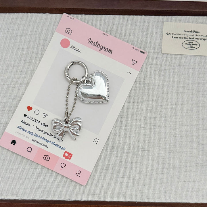 Herzförmiger Charm-Schlüsselanhänger mit Schleife Karnz
