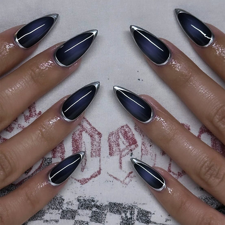 Kunstvolle Stiletto-Nägel mit Glamourösem Metallic-Finish Karnz