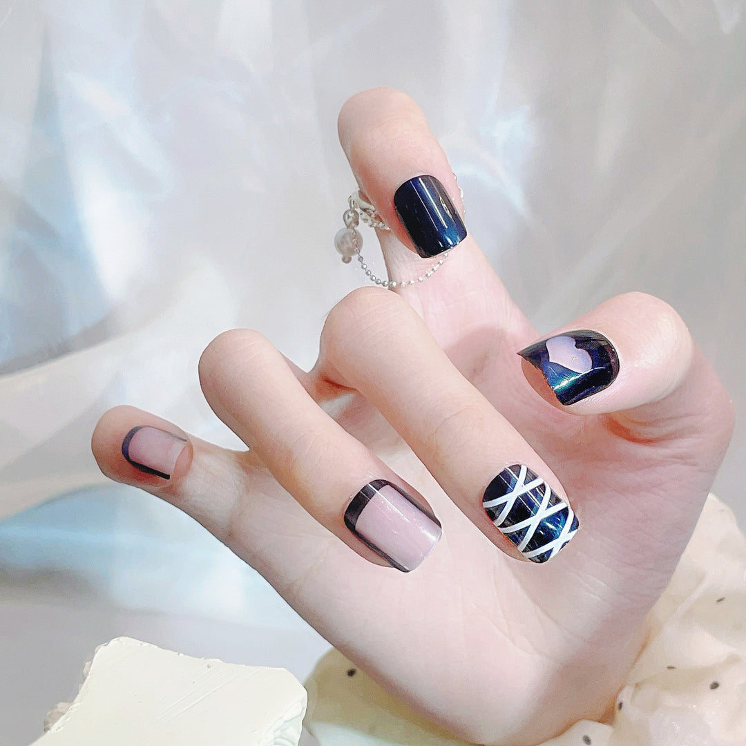 Stylisches Press-On-Nageldesign-Set mit Herz- und geometrischen Mustern