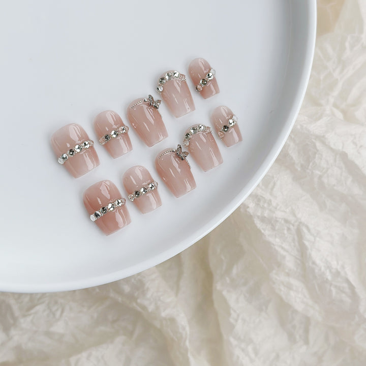 Elegantes Dekorativer Press-On-Nägel Set mit Strass-Akzenten