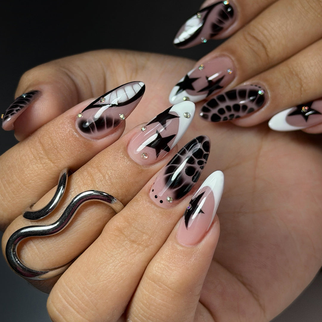 Künstlerisches Nagelkunstset mit einzigartigen Mustern Karnz