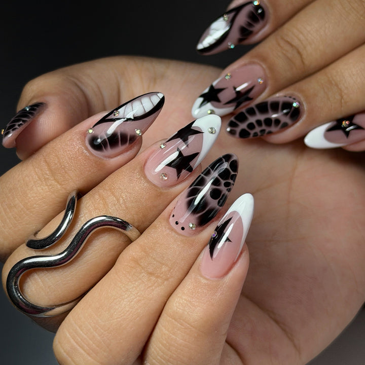 Künstlerisches Nagelkunstset mit einzigartigen Mustern Karnz