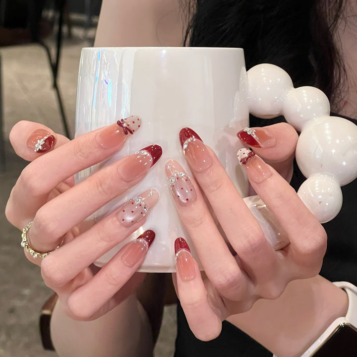 Künstlerische Stiletto-Nagelverzierungen mit dekorativen Akzenten