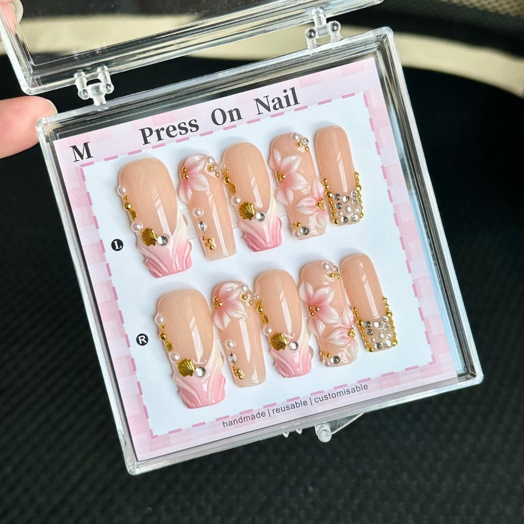 Dekoratives Press-On Nagelkunstset mit floralen und Edelsteinakzenten