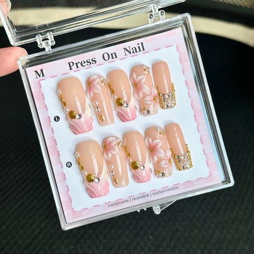 Dekoratives Press-On Nagelkunstset mit floralen und Edelsteinakzenten