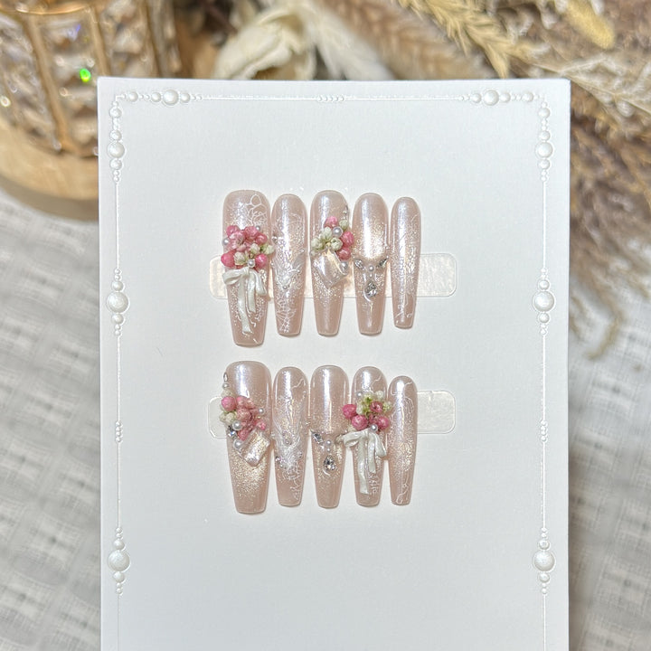 Dekorative Blumen-Nagelspitzen