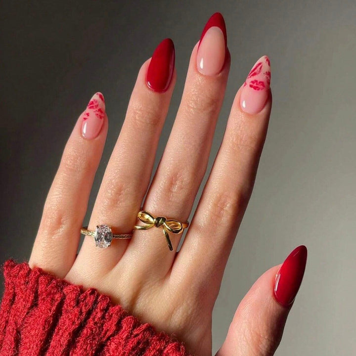 Kunstnagelset mit elegantem Kuss-Motiv und glamourösem Finish Karnz