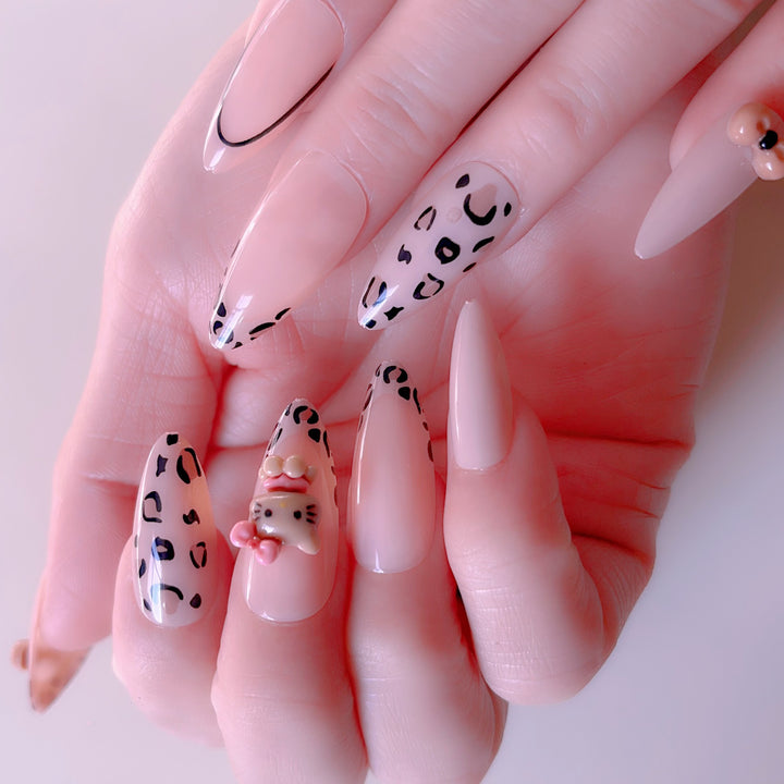 Kunstnagelset mit verspielten Tiermotiven und Glitzerakzenten Karnz