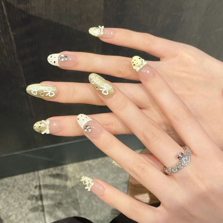 Künstlerisches Press-On Nagelkunst Set mit charmantem Schleifen- und Edelsteinakzenten